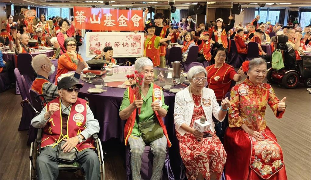 母親節感恩餐會 華山攙扶百歲人瑞登台走秀