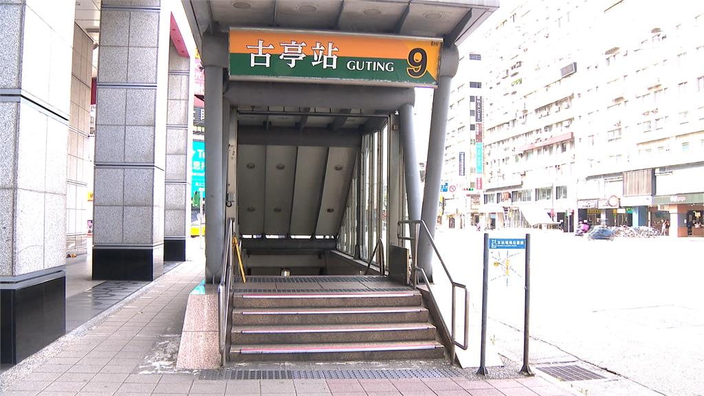 逮正著！攝狼偷拍裙底又沿路尾隨　外國遊客見義勇為幫壓制