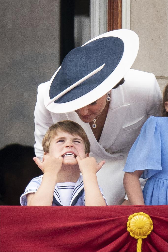 96歲英女王歡慶「白金禧」登基70週年！閱兵儀式小王子舉動成焦點