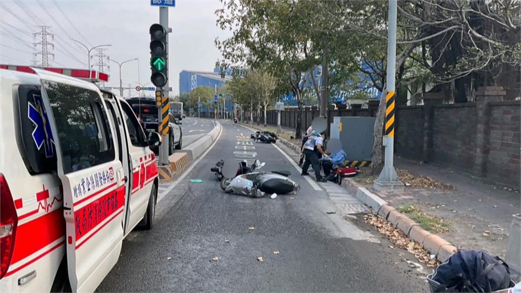 小黃狗「半路衝出」! 撞轎車再撞機車害騎士摔倒受傷