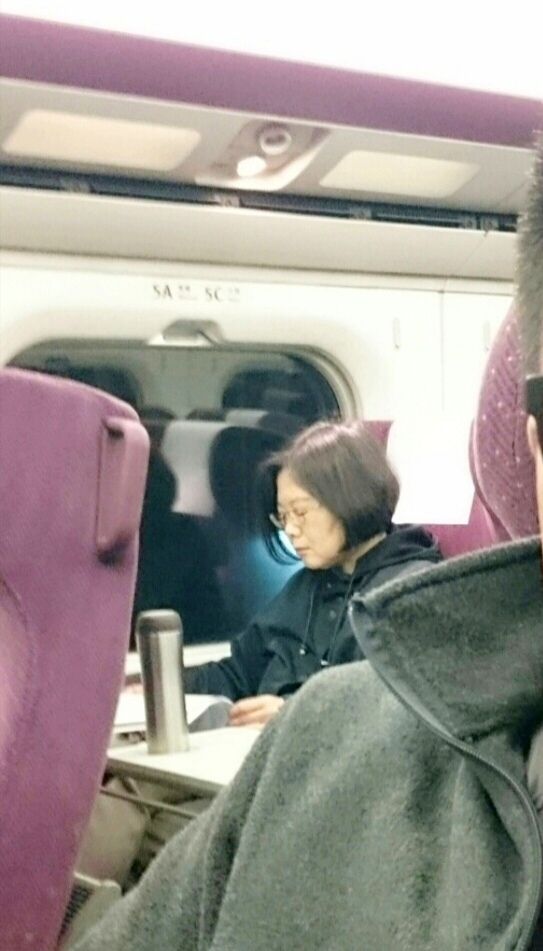 高鐵「埋頭苦讀妹子」竟是蔡英文!「親民3互動」曝光…網喊:眼眶流淚