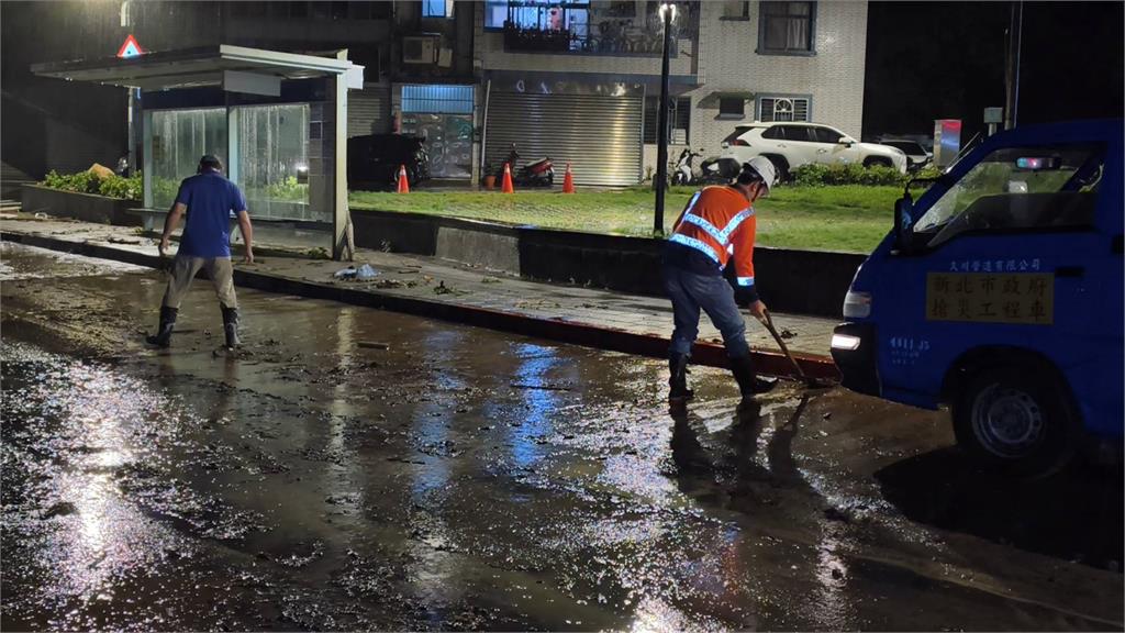 快新聞/暴雨狂襲!深夜新北多處淹水 慘況畫面曝光了
