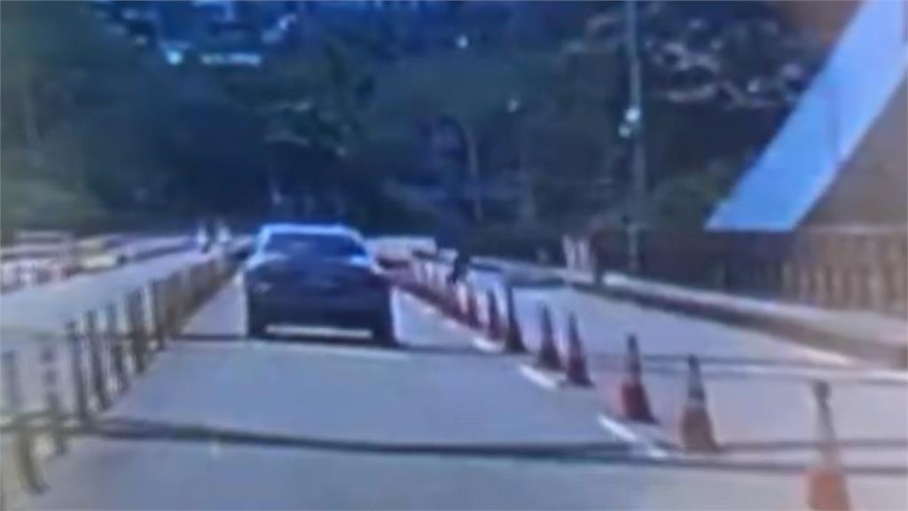 桃園七旬騎士闖入施工封閉車道 撞上凹洞當場翻車、人陷昏迷