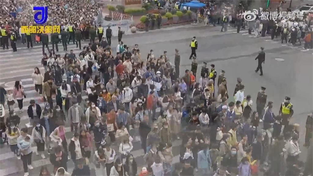 中國五一長假到處爆滿人潮　人多到被推著走！網：人情味十足