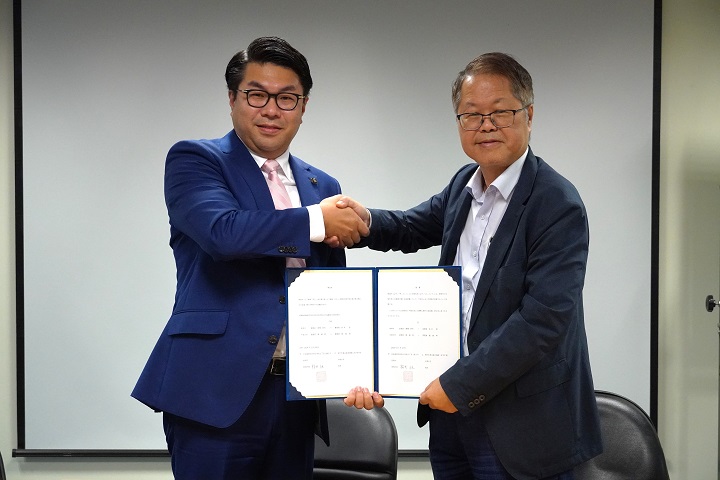 北海道美唄市長訪中華大學 簽訂產學合約