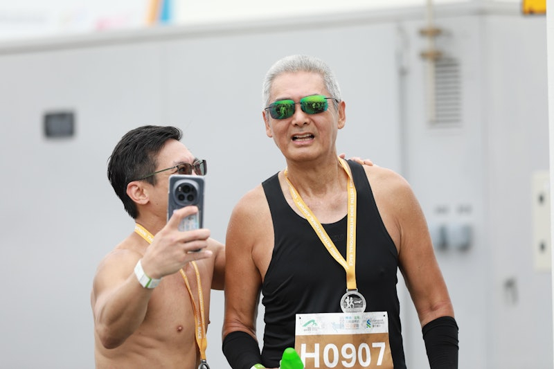 69歲周潤發「超勇猛」!下雨滿頭白髮挑戰「10公里馬拉松」畫面曝