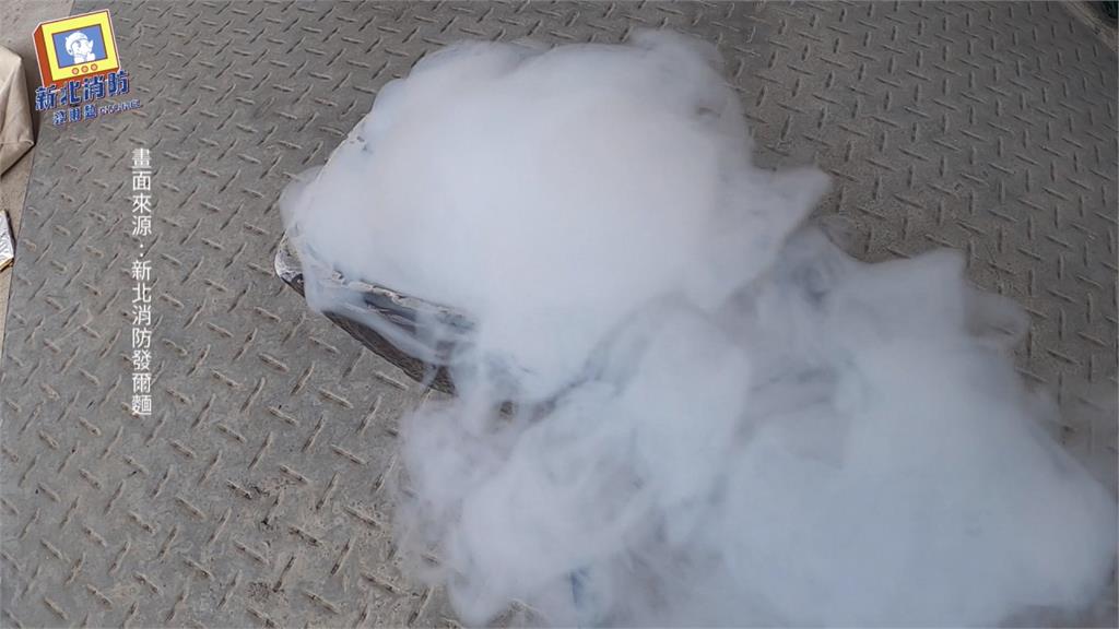 常摔手機請注意!新款手機狂竄濃煙 疑鋰電池受損釀禍