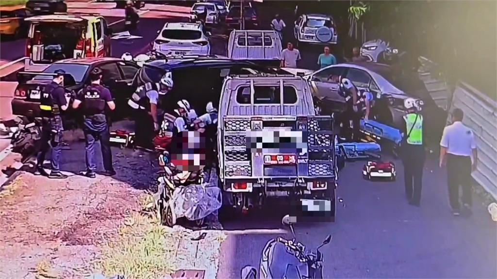 高雄休旅車暴衝撞7車2人送醫 駕駛疑心肌梗塞昏迷