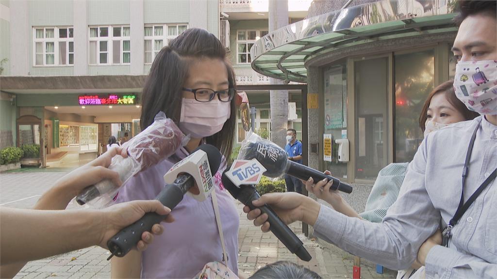 週三開學！　各校忙防疫　爸媽陪新生熟悉校園