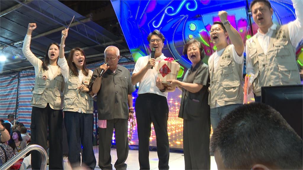 來不及了！沈伯洋連跑兩廟平安宴　支持者搶簽名合照「幕僚急出手沒收筆」