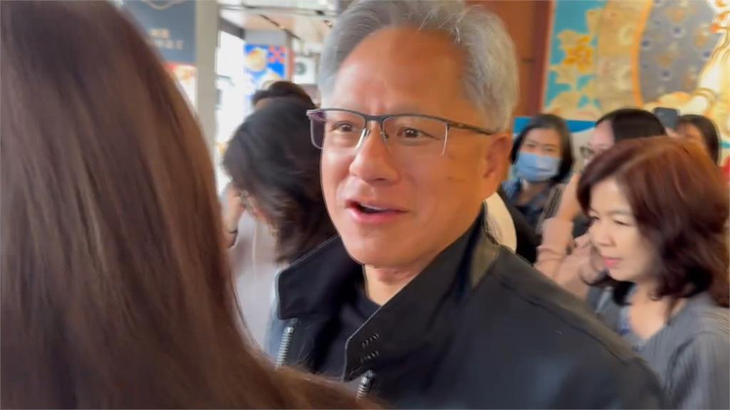 這個男人「太狠了」！　AI教父黃仁勳現身肉粽店　民眾瘋要簽名合影