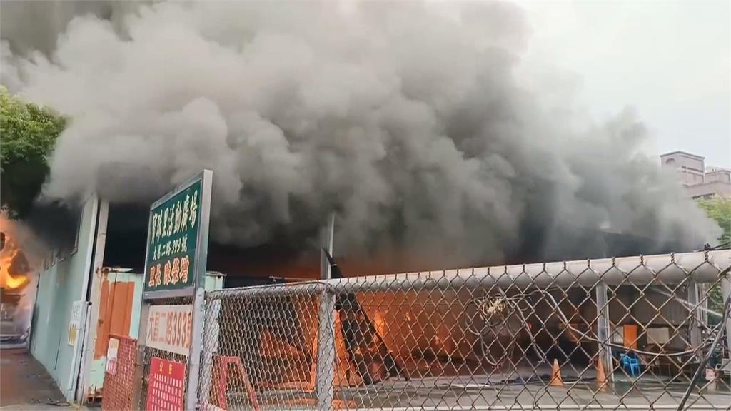 高雄三民"寶珠里活動中心"大火 波及里長愛車.停車場