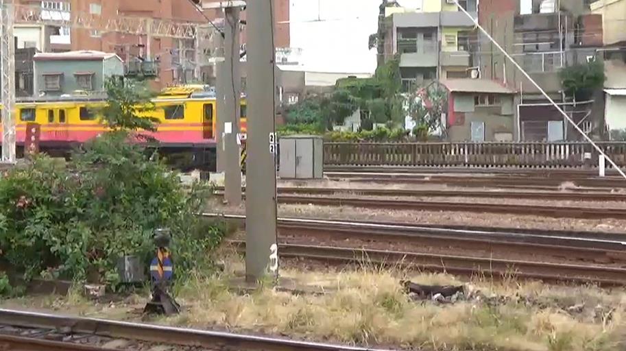 不要命? 台鐵彰化站驚見女帶小孩「闖軌道搶拍」