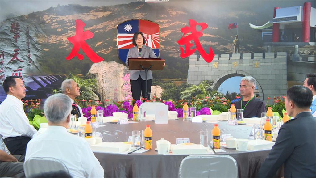 八二三砲戰65週年公祭追思 蔡侯互動冷!侯主動上前「握手十秒」
