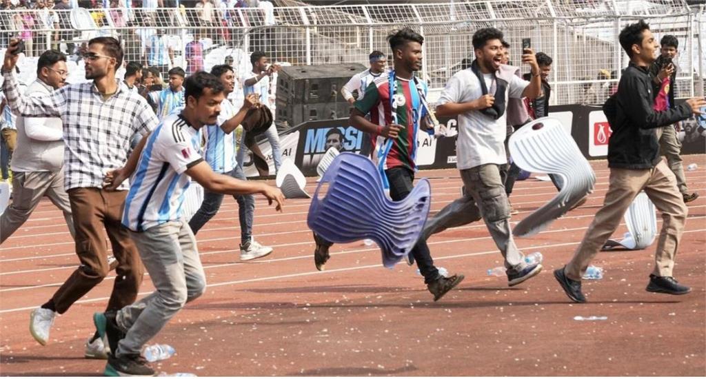 足球(影)/梅西訪印只現身20分鐘引暴動!球迷不爽砸椅:花4000台幣被當盤子