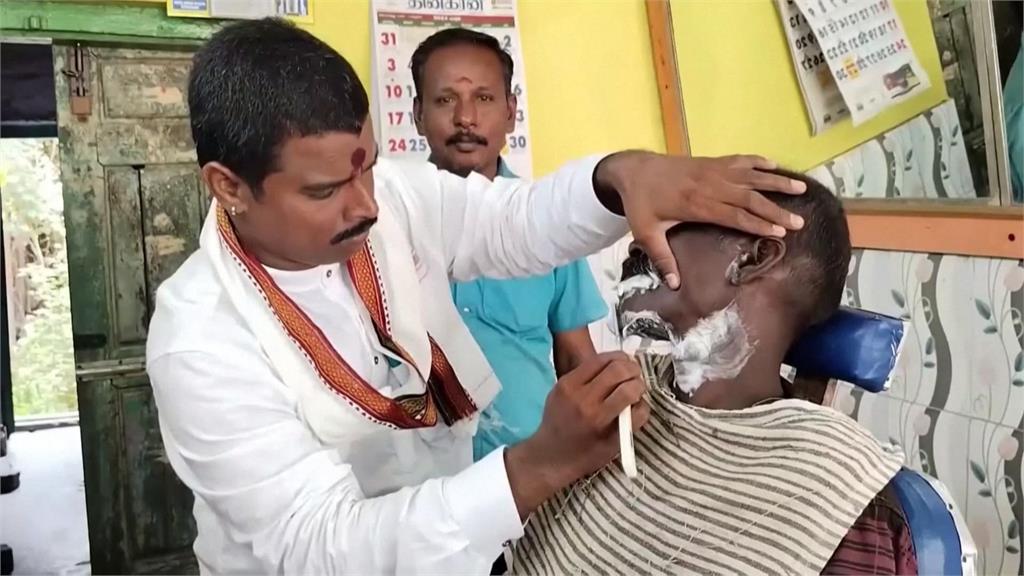 印度國會大選19日登場　獨立候選人出奇招　幫剪髮、種田吸引目光
