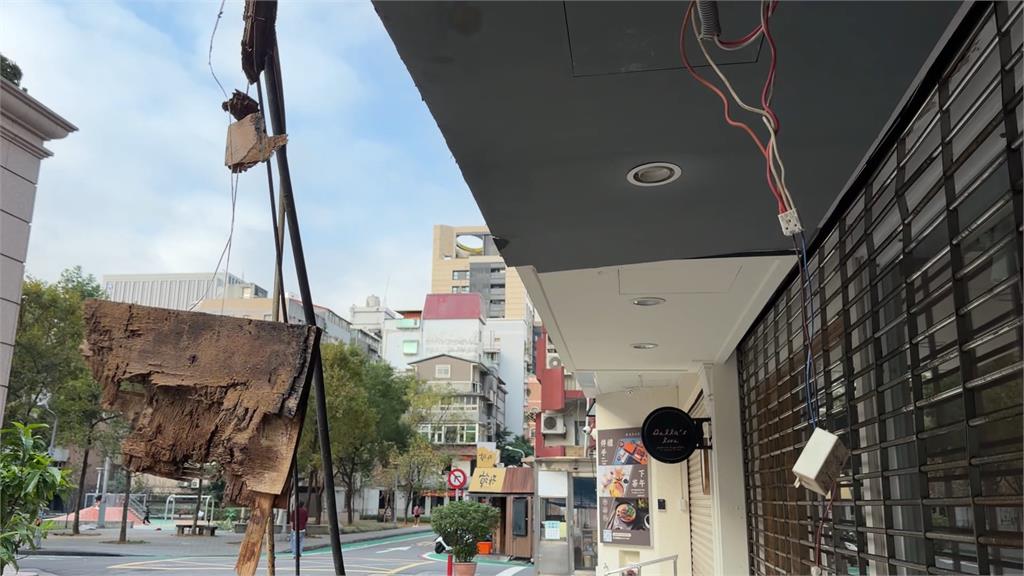 太潮濕釀禍？服飾店招牌「整片掉落」　連戰也住此社區