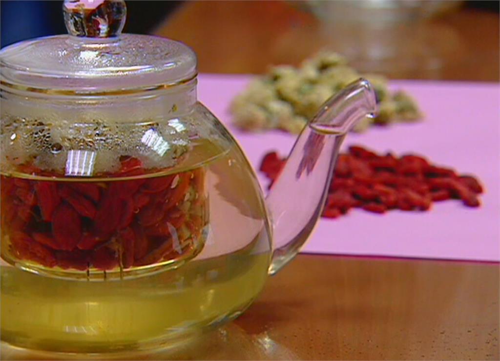 每天都在吃塑膠？熱水沖茶包「147億顆微塑膠下肚」...研究曝：堆積肝、肺排不出