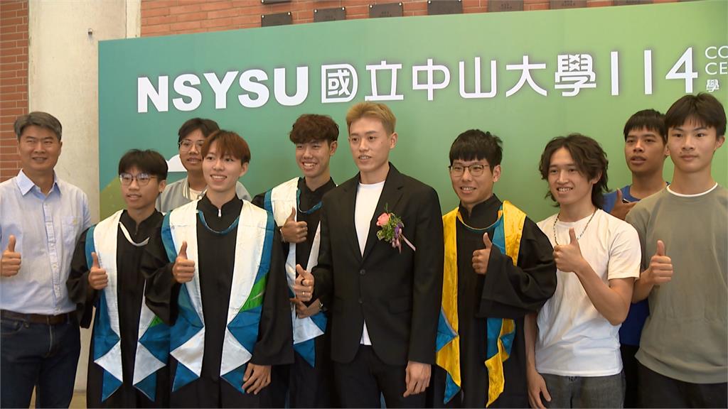 獨/林俊易現身中山大學畢典! 勉勵畢業生「不要輕易放棄」