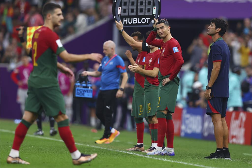卡達世足／C羅14年以來首坐板凳！葡萄牙反血洗瑞士「尷尬表情」掀熱議