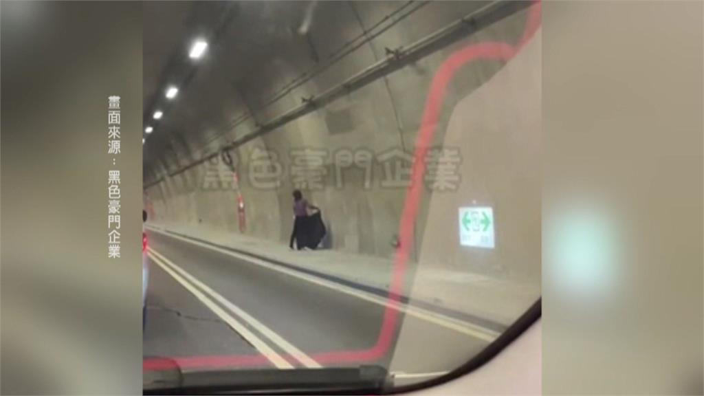蘇花改隧道塞車 兩女路邊解放恐受罰 人有3急難免 受困隧道可向行控中心求援