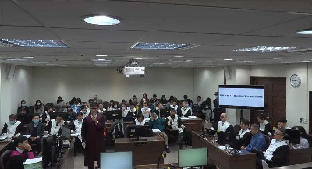 遭檢察官3分鐘霸氣完封！柯文哲律師「忘情拍手→阿北抓包→急收手」全被拍