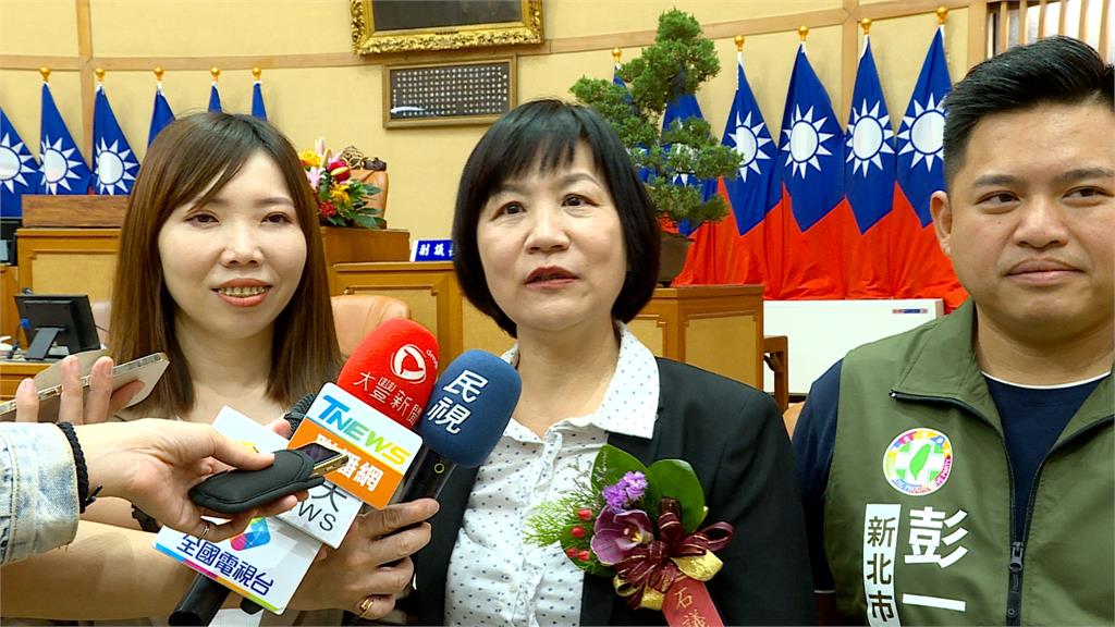 遞補議員「她」到場驚喜獻花 石一佑感動:準備這天好久了