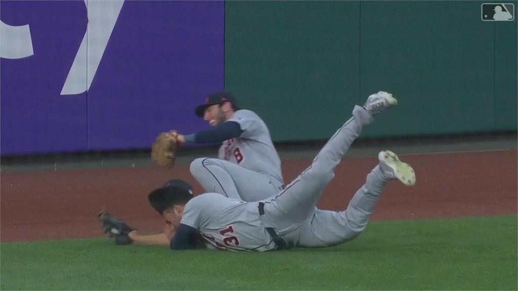 MLB(影)／「外野撞車」兩台都毫髮無傷！老虎全明星滑接「頭恰好閃過隊友膝蓋」
