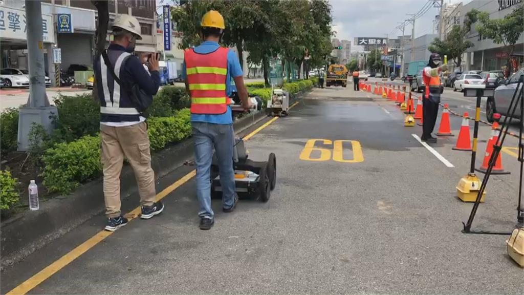 天坑才釀駕駛整車栽下去　台中文心南路馬路又破洞