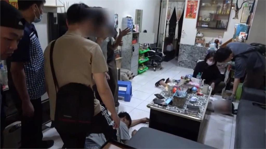 驚險!警方鑽鐵捲門縫攻堅「毒品百貨」 破獲近千萬毒品
