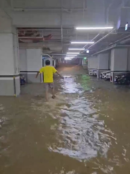快新聞/驚!颱風凱米肆虐「地下車道遭大水灌入」 住戶組人牆擋水畫面曝光