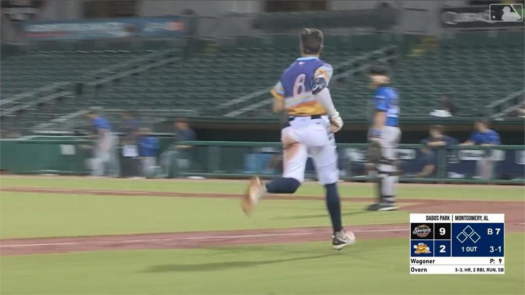 MiLB(影)／最離奇場內全壘打！球被外野手壓進草皮竟拿不起來