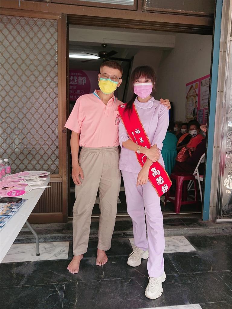 「全台最辣里長」改披粉色戰袍 里民激喊:我們的專屬護理師!