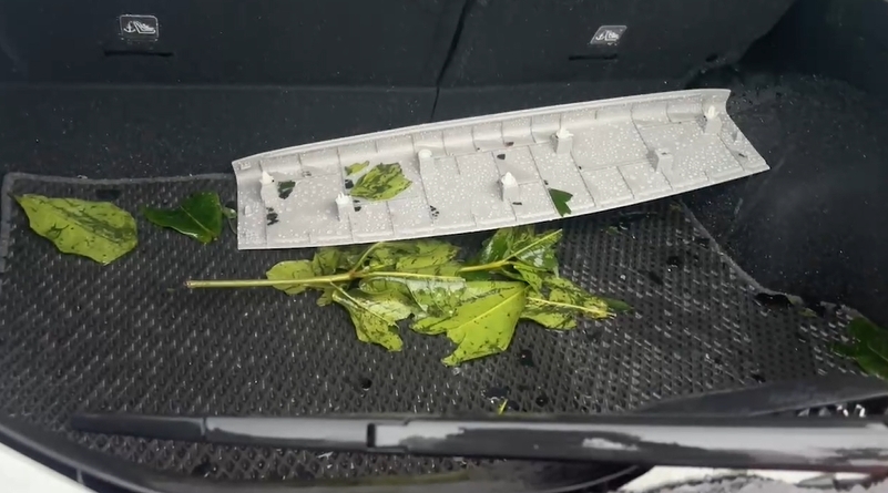 快新聞／颱風康芮「狂風暴雨猛轟」！　花蓮縣府公務車遭砸毀畫面曝光