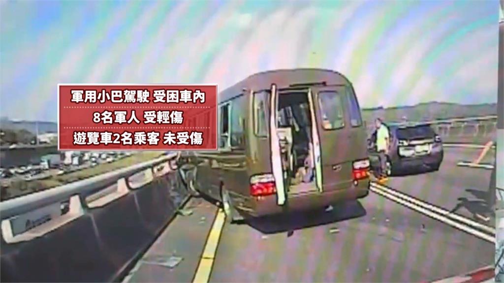 國1五楊高架軍方小巴追撞車禍　11人傷﹑1司機受困