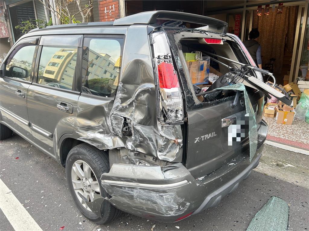 快新聞／苗栗巴士酒駕肇逃！路旁休旅車遭撞爛　警迅速逮人
