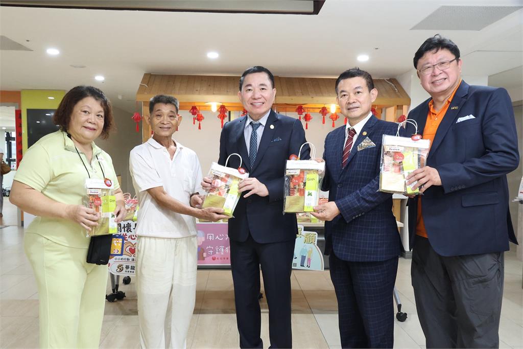 關懷長輩健康「蔘龍集團」中秋返鄉送暖紅心字會弱勢長者