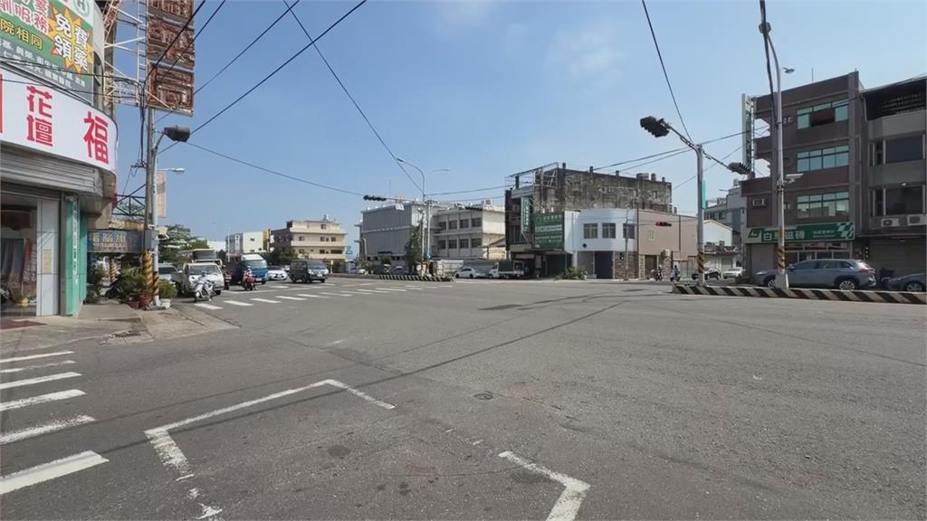 就是不讓？救護車鳴笛閃燈過路口　竟「連六台」汽機車未禮讓