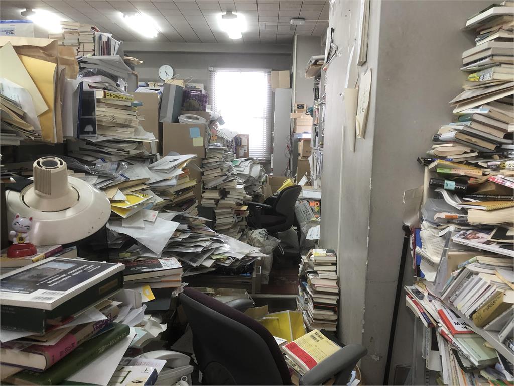 日本《新潮社》首曝內部照「滿滿都是書」！網嚇傻：地震會被壓死