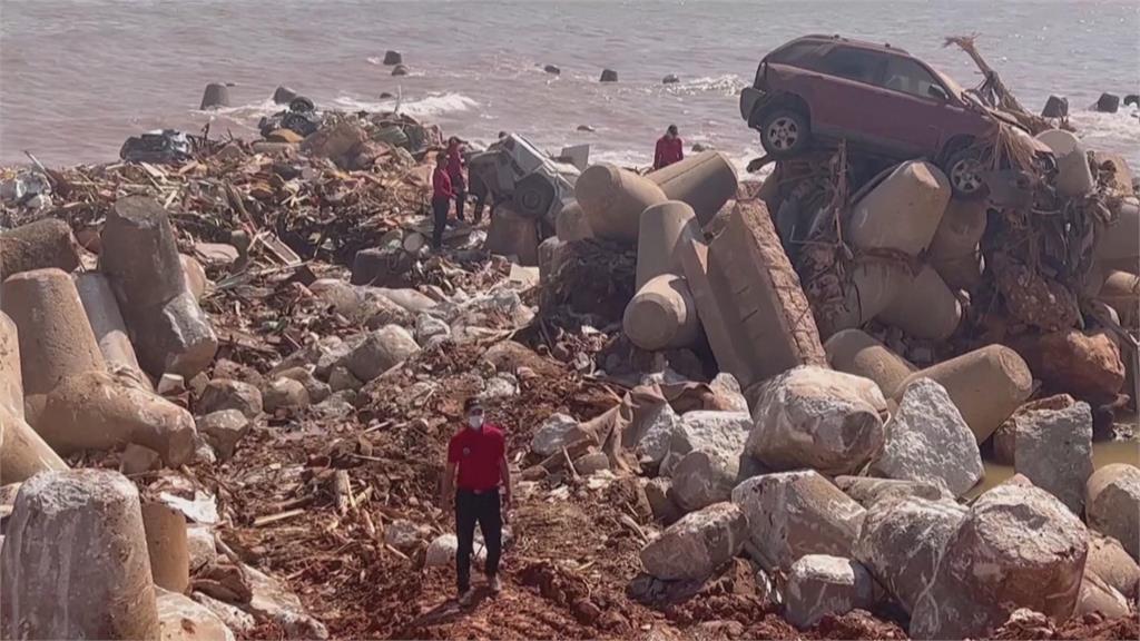 利比亞世紀洪災死傷恐破萬　海岸邊3天撈出450具遺體