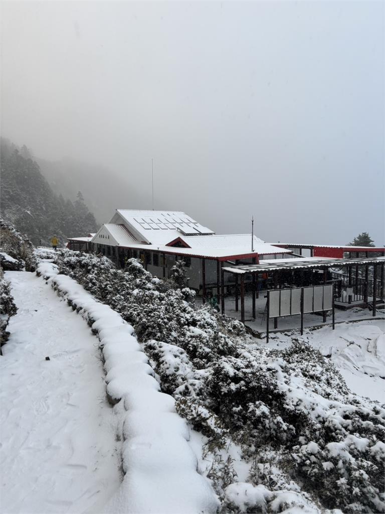 快新聞／嘉明湖今年第1場雪來了！山屋灑上厚厚糖霜　絕美銀白世界曝