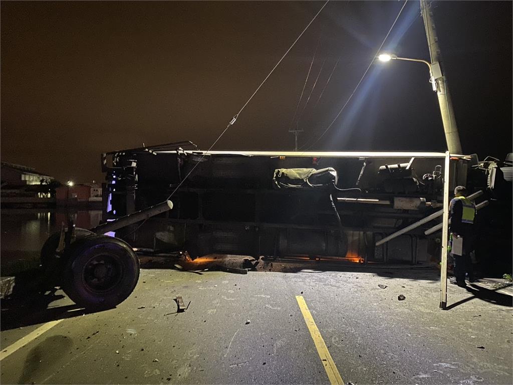 宜蘭鄉間道路對撞車禍幸4人僅輕傷 小黃車頭全毀衝進田、貨車橫躺路中央