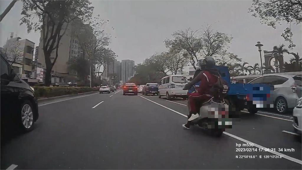 誇張！13輛車併排還有3車併排　網友酸這地方「不意外」