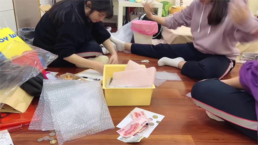 包貨包到手軟!女高中生賣吊飾「一夜暴增5百筆訂單」 網嚇爛:身體也要顧
