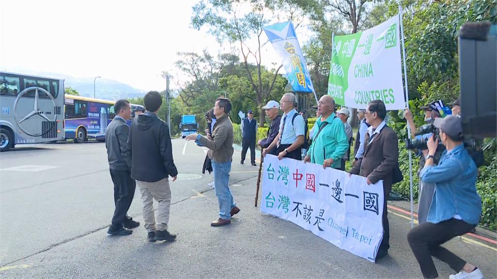 快新聞/馬英九帶中生遊淡水 台灣國當面開嗆:別做賣國賊、台灣中國一邊一國