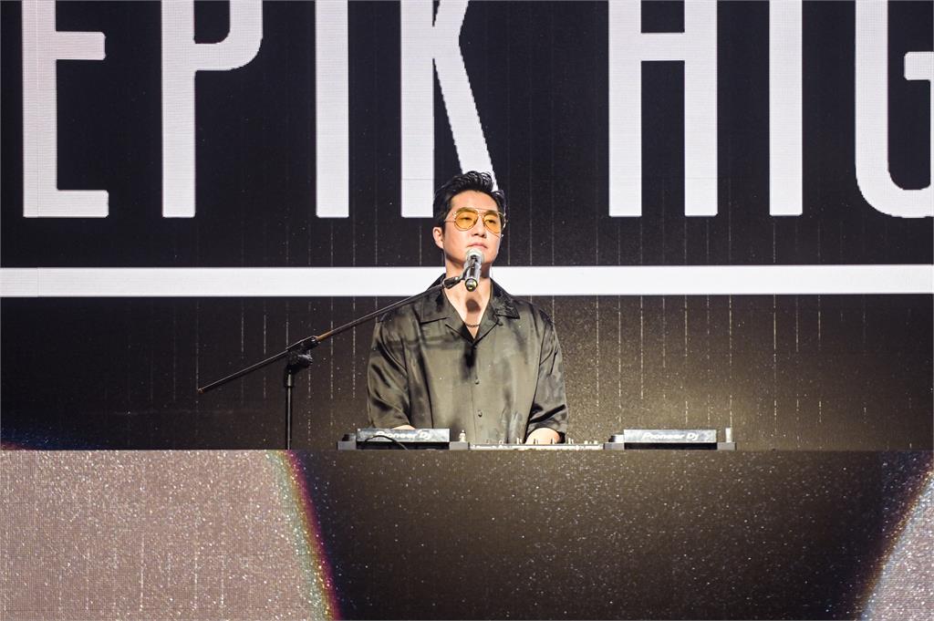Epik High在台大開唱「千人狂搖中指」!Tablo看見奇景吐真實心情
