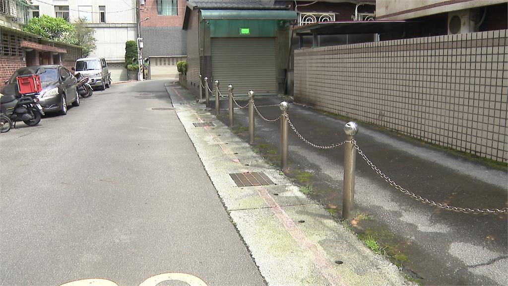 天母疑飼主虐狗! 女子遛狗到一半突拿「鍊繩抽打」