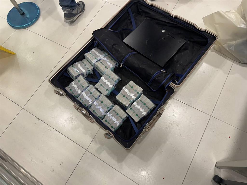 快新聞／這年代還搶銀行！中信大安分行蒙面男持玩具BB槍搶劫　遭壓送警局