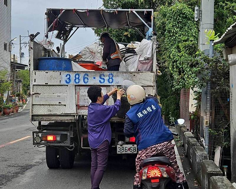清潔隊清舊衣櫃驚見百歲人瑞私房錢遺物？50萬險當垃圾丟家屬淚謝