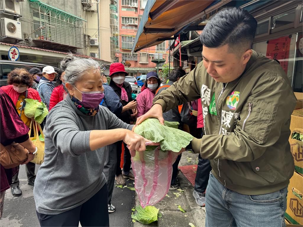 慈愛里最美風景、貓咪牆下領高麗菜